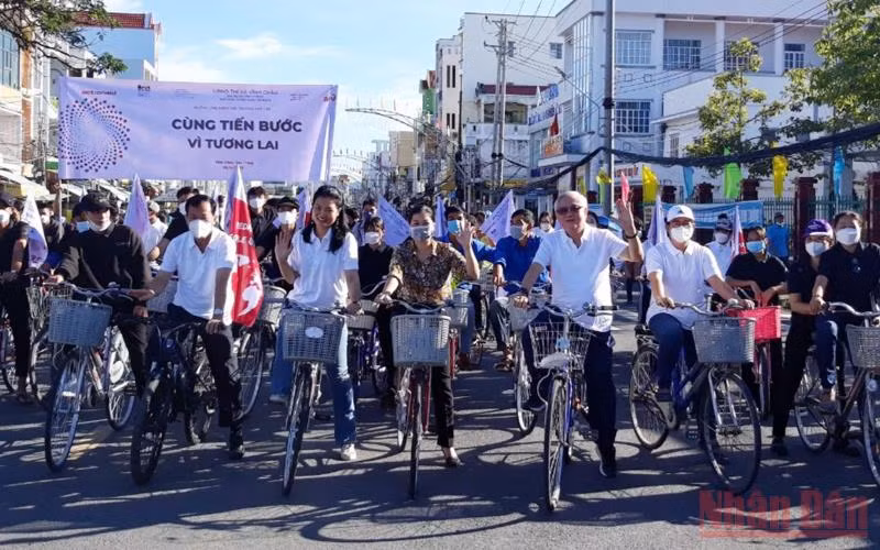 Đông đảo người dân Sóc Trăng hưởng ứng đạp xe bảo vệ môi trường.