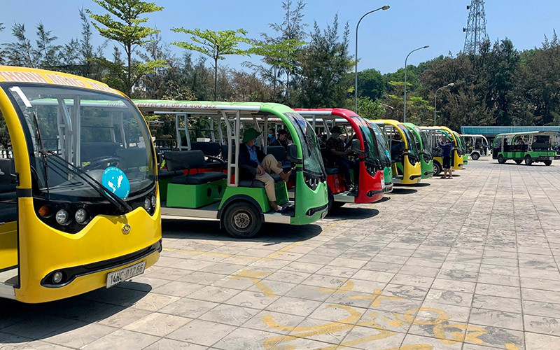 Du khách di chuyển trên các xe điện vào trung tâm huyện đảo Cô Tô. Cô Tô đón hơn 2 nghìn khách trong kỳ nghỉ lễ -0
