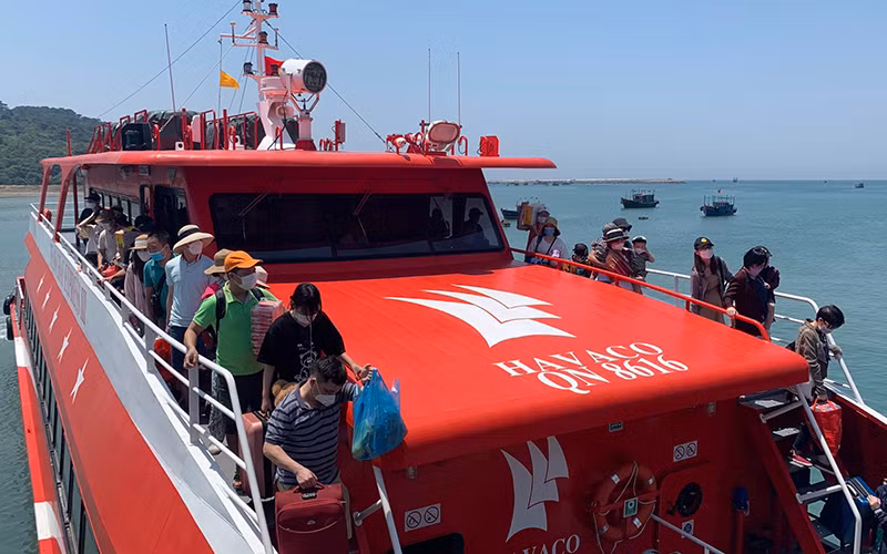 Tàu cao tốc hiện đại và được trang bị các thiết bị an toàn đưa du khách ra đảo Cô Tô.