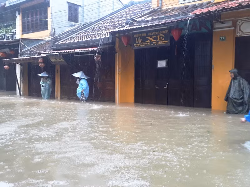 Chợ Hội An ngập nặng, phố cổ đối mặt với lũ dâng cao -0