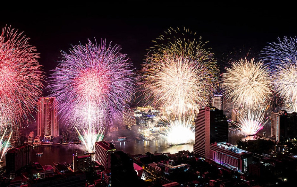 Màn pháo hoa ấn tượng trên sông Chao Phraya. (Ảnh: Getty Images) Thế giới chào năm mới 2022 trong bối cảnh thắt chặt quy định phòng, chống dịch Covid-19 -0