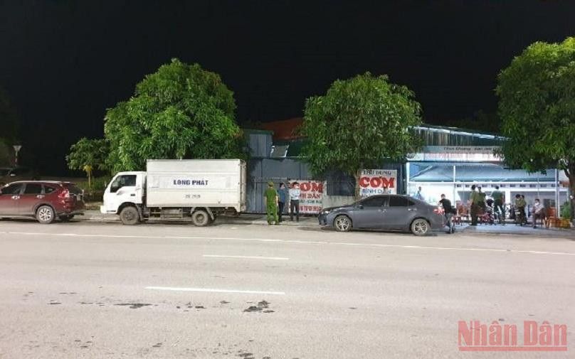 TP Hạ Long tiến hành phong tỏa các quán ăn vi phạm quy định phòng, chống dịch. (Ảnh: Quang Thọ) Quảng Ninh phát hiện nhiều lái xe vận chuyển hàng hóa vi phạm quy định phòng, chống dịch -0