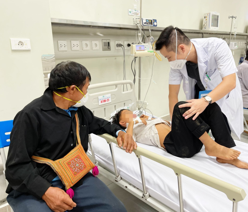 Bác sĩ thăm khám cho bệnh nhi. 1 trẻ tử vong, 8 trẻ ngộ độc nặng do ăn quả hồng trâu -0