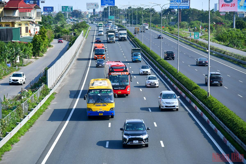 Tại đường cao tốc Pháp Vân Cầu Giẽ (đoạn qua xã Ngũ Hiệp, huyện Thanh Trì), lượng phương tiện giao thông tăng cao theo chiều hướng về phía thành phố. Người dân trở lại Thủ đô sau kỳ nghỉ lễ -1