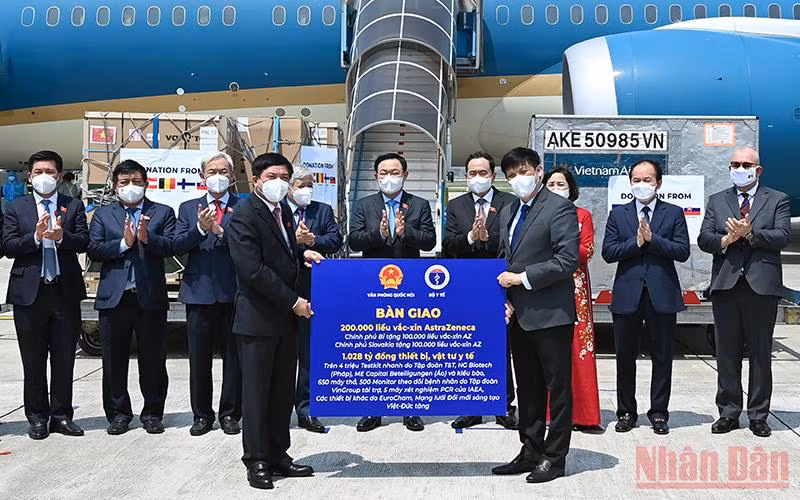 Trao tặng vaccine, thiết bị vật tư y tế và tiền mặt tặng Việt Nam nhân chuyến công tác của Chủ tịch Quốc hội cho Bộ Y tế (Ảnh: Duy Linh).