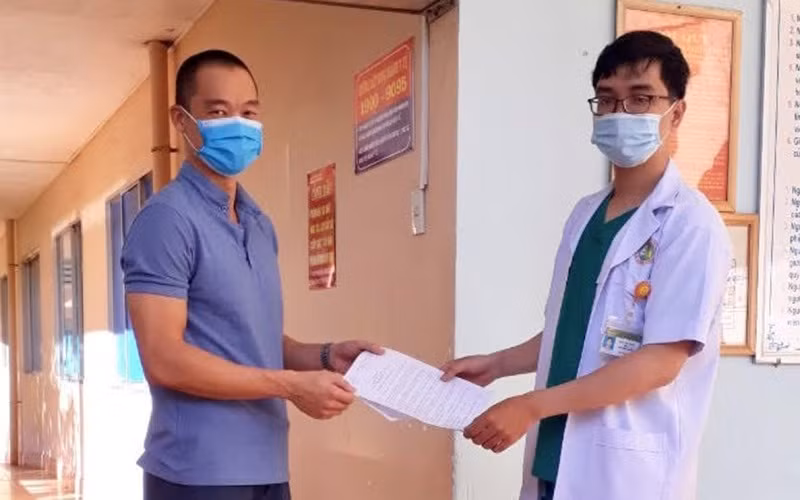 Bệnh nhân 6601 hoàn thành thời gian cách ly y tế được trao giấy ra viện.
