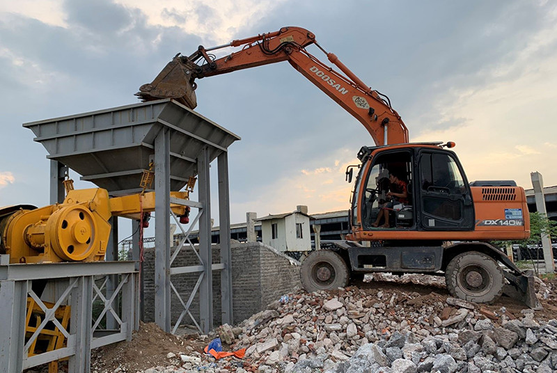 Vận hành dây chuyền máy nghiền rác thải xây dựng để tái sản xuất vật liệu xây dựng của dự án JST-JICA SATREPS về quản lý và tái chế rác thải xây dựng, Hà Nội, tháng 9/2020. (Ảnh: JICA Việt Nam) Quản lý chất thải theo hướng kinh tế tuần hoàn -0