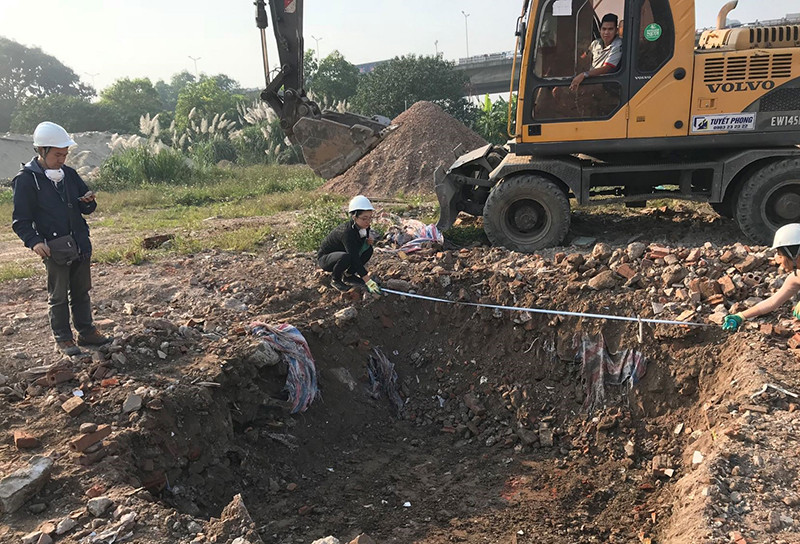 Nhóm chuyên gia dự án JST-JICA SATREPS khảo sát tại bãi chứa phế thải xây dựng tại Thanh Trì, Hà Nội, tháng 12/2018. (Ảnh: JICA Việt Nam) Quản lý chất thải theo hướng kinh tế tuần hoàn -0