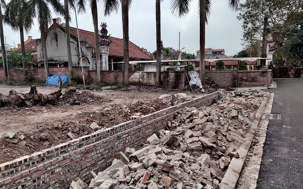 Hiện trạng khu vực bị đập phá. Chặt cây, phá tường, lấn đất di tích Quốc gia -0