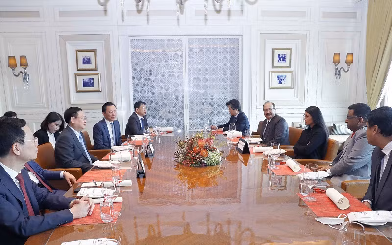 Chủ tịch Quốc hội Vương Đình Huệ làm việc với bà Roshni Nadar Malhotra, Chủ tịch Hội đồng Quản trị Công ty công nghệ HCL. (Ảnh: TTXVN)