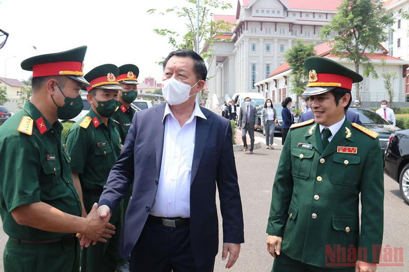 Đồng chí Nguyễn Trọng Nghĩa ân cần thăm hỏi cán bộ, chiến sĩ Binh đoàn 11, chiều 27/4. (Ảnh: XUÂN SƠN) Đoàn đại biểu Ban Tuyên giáo Trung ương thăm Báo Pasaxon Lào -0