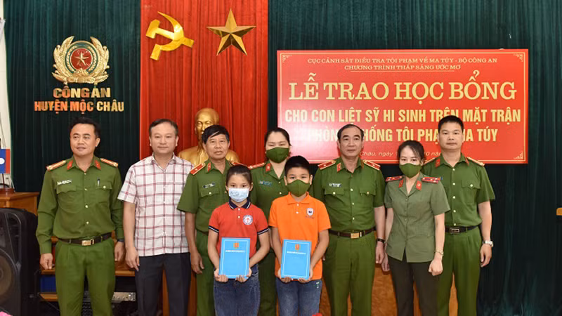 Chương trình Thắp sáng ước mơ trao học bổng tặng con của các liệt sĩ hy sinh trong đấu tranh chống tội phạm về ma túy.