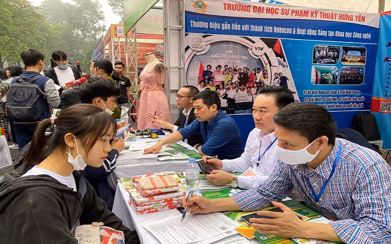 Thí sinh nghe tư vấn tuyển sinh tại gian tư vấn của Trường đại học sư phạm kỹ thuật Hưng Yên (chụp ngày 11/4). Ảnh: Thúy Quỳnh