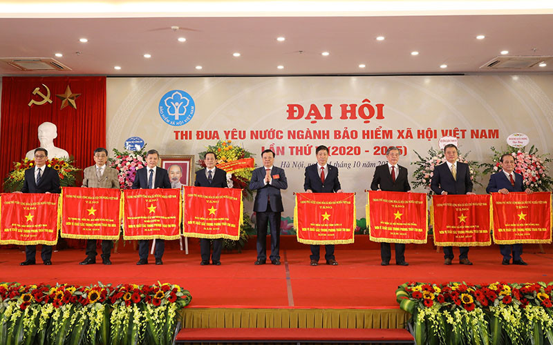 Bộ trưởng Tài chính Đinh Tiến Dũng trao tặng Cờ thi đua của Chính phủ cho các tập thể (Ảnh: VSS). Xây dựng ngành bảo hiểm xã hội Việt Nam tinh gọn, hiện đại, chuyên nghiệp -0