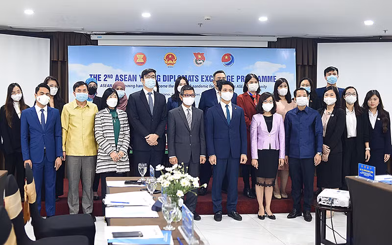 Đại biểu thanh niên các nước ASEAN tham gia chương trình tại đầu cầu TP Hà Nội. 
