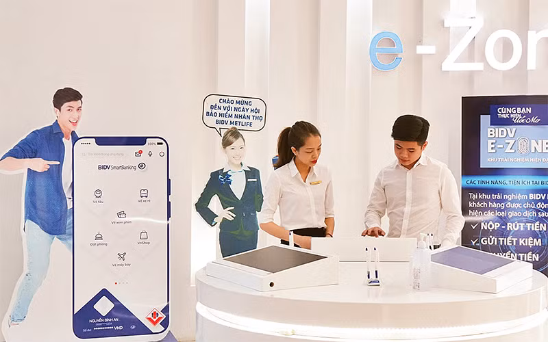 Khách hàng trải nghiệm dịch vụ e-Zone tại Ngân hàng Ðầu tư và Phát triển Việt Nam (BIDV). Ảnh: Ðăng Anh