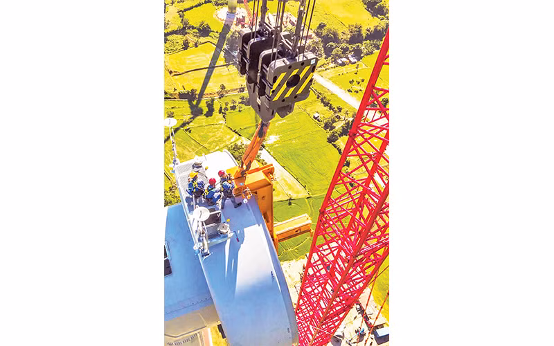 Lắp đặt trụ điện gió tại Nhà máy Ðiện gió Trung Nam tại Ninh Thuận do Trung Nam Group đầu tư.