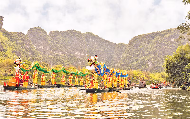 Múa rồng trong Lễ hội Tràng An thuộc Di sản Văn hóa và Thiên nhiên thế giới Tràng An (Ninh Bình). Ảnh: Trường Huy