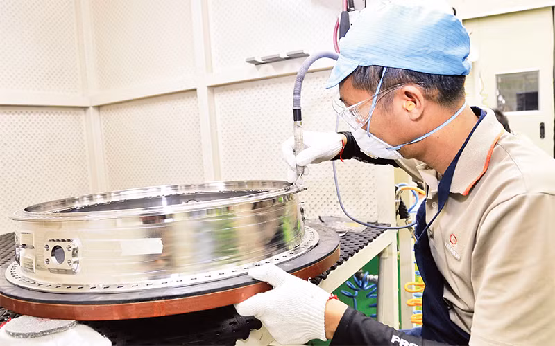 Sản xuất linh kiện động cơ máy bay tại Nhà máy Hanwha Aero Engines (FDI Hàn Quốc) ở Khu Công nghệ cao Hòa Lạc. Ảnh: MINH HÀ