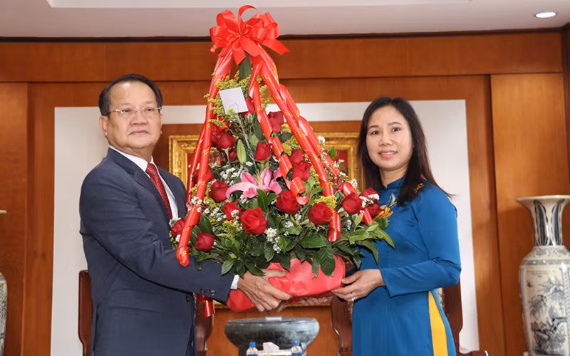 Đại biện Trịnh Thị Tâm (phải) cảm ơn các đồng chí lãnh đạo ban, bộ, ngành của Lào đến chúc mừng 91 năm Ngày thành lập Đảng.