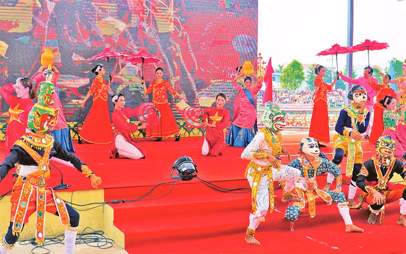 Tiết mục hội xuân của các dân tộc anh em ở Sóc Trăng trong dịp chào mừng năm mới.