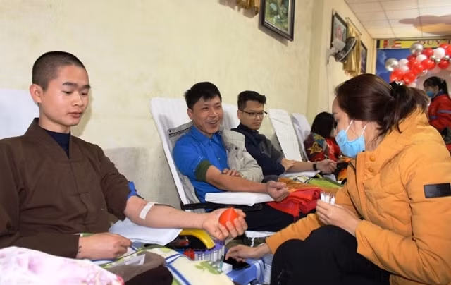 Các tầng lớp nhân dân tình nguyện hiến máu cứu người.