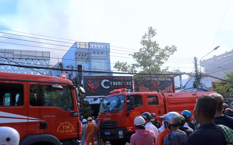 Lực lượng phòng cháy chữa cháy và cứu nạn cứu hộ có mặt tại hiện trường.