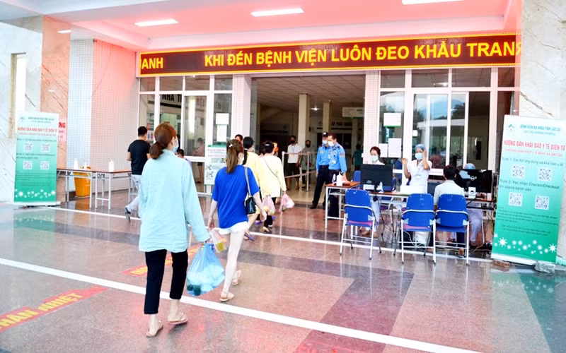 Hạn chế, kiểm soát chặt chẽ người thăm nuôi ở Bệnh viện đa khoa tỉnh Lào Cai.