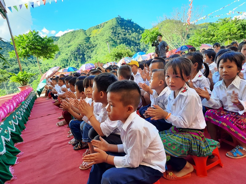 Cậu trò nghèo Lầu Thành Công (hàng đầu) hồi hộp khi chờ nhận quà Tết Trung thu. Trung thu là gì vậy mẹ? -0