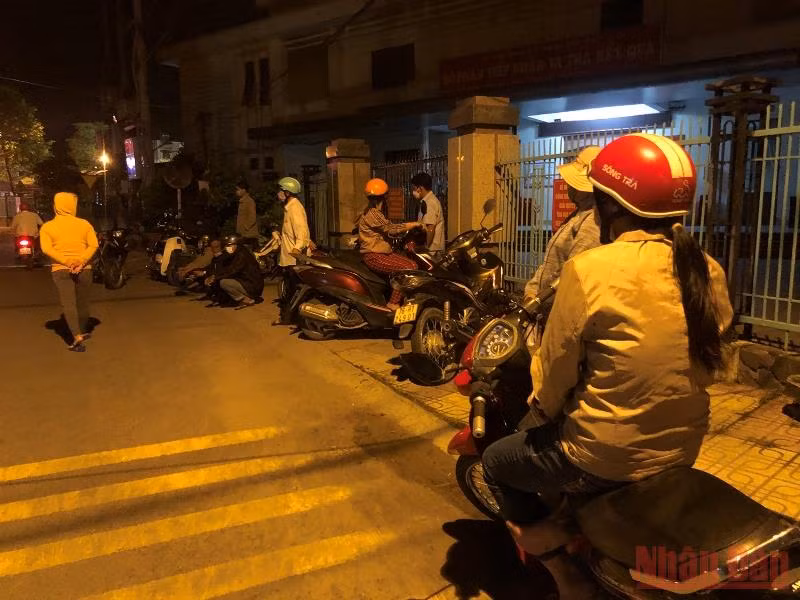 Người dân tập trung ngoài cổng bộ phận 1 cửa thị xã Đức Phổ (Quảng Ngãi) vào lúc nửa đêm để chờ nộp hồ sơ đất đai.