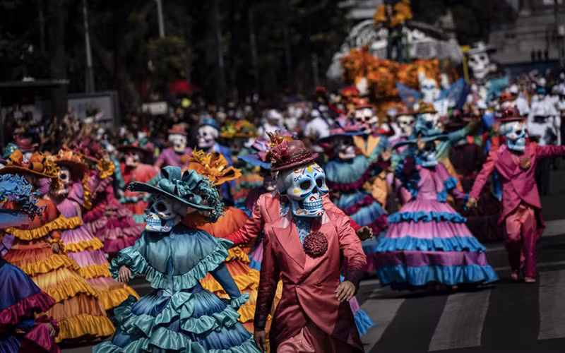 Lễ diễu hành nhân "Ngày của người chết" trên đường phố Mexico.