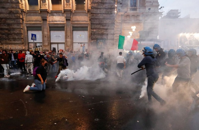 Cảnh sát Italia dùng hơi cay và vòi rồng giải tán người biểu tình phản đối việc chính phủ áp dụng “thẻ xanh”, Rome, Italia, ngày 9/10/2021. (Ảnh: Reuters) Ca mắc mới Covid-19 ở Singapore tiếp tục tăng cao -0