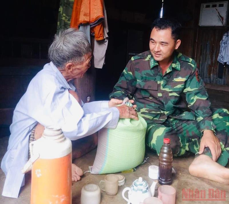 Cán bộ, chiến sĩ Đồn Biên phòng Ea H’leo thăm hỏi, tặng quà cho người dân xã biên giới Ia Lốp. Vững vàng nơi biên cương -0
