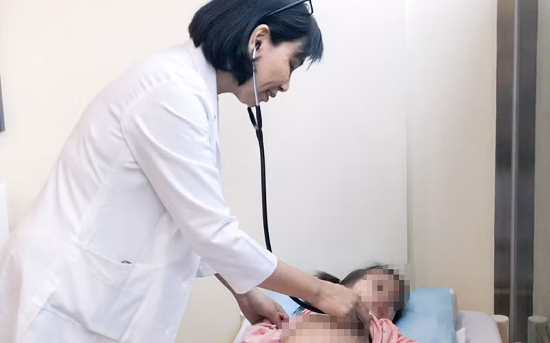 PGS, TS Nguyễn Thị Quỳnh Hương khám cho bệnh nhi.