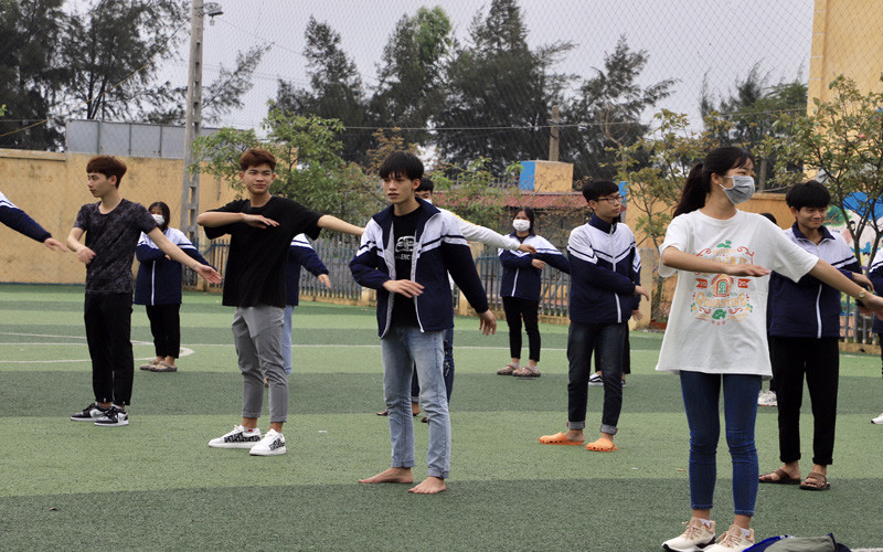 Một số học sinh Trường THPT Lê Quý Đôn (Thanh Miện) không đeo khẩu trang trong giờ học thể dục.