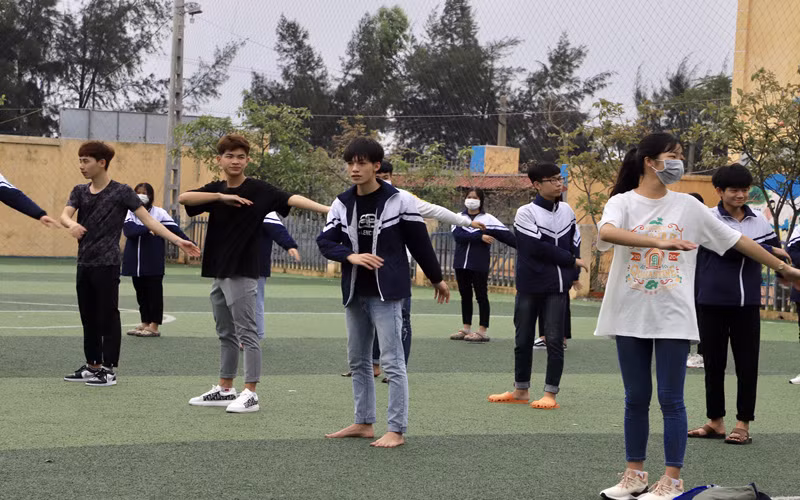 Một số học sinh Trường THPT Lê Quý Đôn (Thanh Miện) không đeo khẩu trang trong giờ học thể dục.
