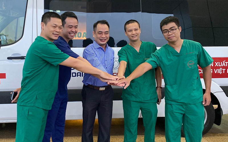 BS Nguyễn Trung Cấp, Phó Giám đốc BV Bệnh Nhiệt đới Trung ương (giữa) chúc mừng đoàn lên đường thành công.