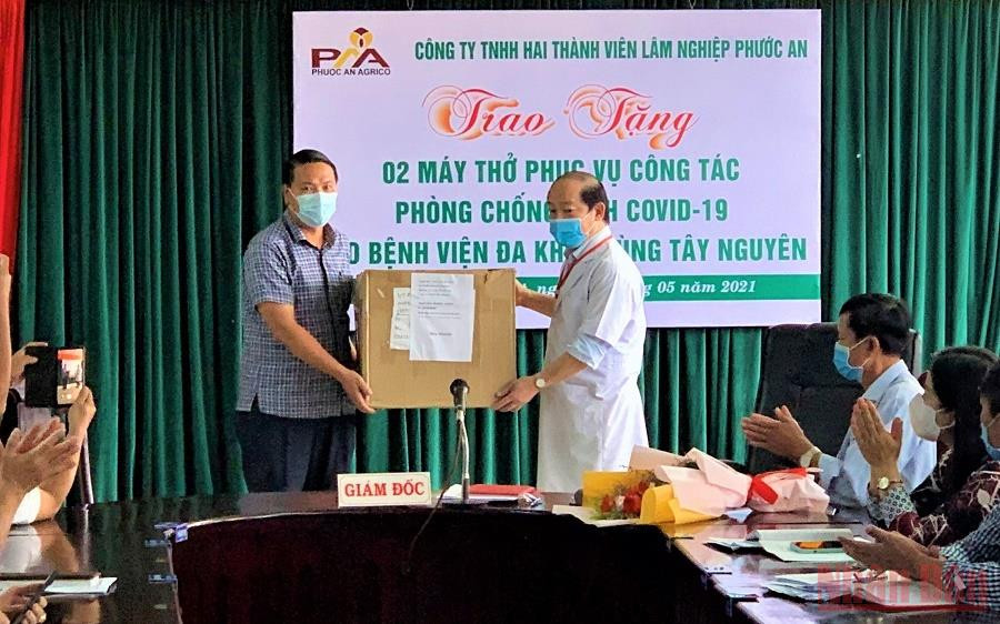 Lãnh đạo Bệnh viện đa khoa vùng Tây Nguyên tiếp nhận máy thở phục vụ điều trị bệnh nhân Covid-19 do các doanh nghiệp trao tặng. Hàng loạt bác sĩ ở Bệnh viện đa khoa vùng Tây Nguyên xin nghỉ việc, vì sao? -0