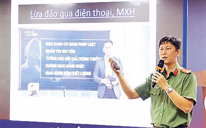 Công an TP Thủ Đức tuyên truyền các hình thức, thủ đoạn lừa đảo bằng công nghệ cao của các đối tượng tội phạm.