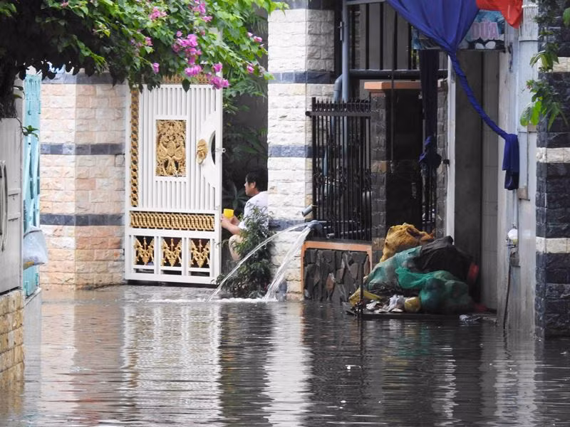 Một số nhà dân ở khu vực phía tây chợ Động, thành phố Phan Rang-Tháp Chàm (tỉnh Ninh Thuận) dùng máy bơm nước ngập trong nhà ra ngoài để bảo vệ tài sản.