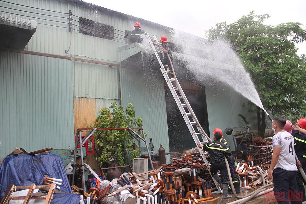 Cháy lớn trong Khu công nghiệp Phú Tài -0