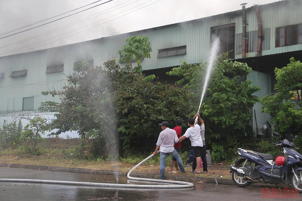 Cháy lớn trong Khu công nghiệp Phú Tài -1