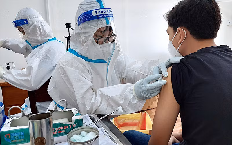 Cà Mau đẩy mạnh tiêm vaccine tăng kháng thể cho nhân dân.