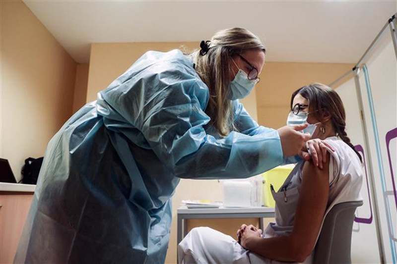 Nhân viên y tế tiêm vaccine ngừa COVID-19 tại Liege (Bỉ). (Ảnh: AFP/TTXVN)