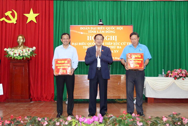 Đồng chí Phan Đình Trạc trao quà tặng huyện Đơn Dương và xã Ka Đô. Xây dựng nông thôn mới là nhân dân thụ hưởng -0