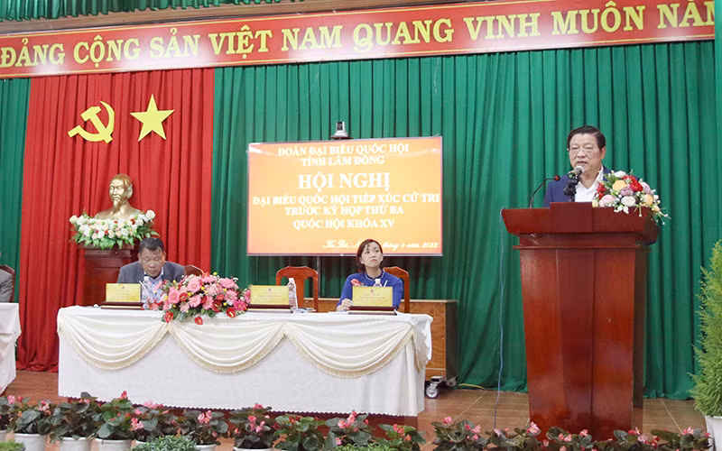 Đồng chí Phan Đình Trạc phát biểu ý kiến tại buổi tiếp xúc.