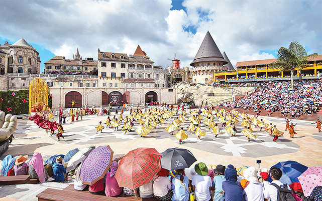 Những vũ điệu carnival sôi động đã trở thành điểm nhấn thu hút du khách đến với Bà Nà Hills. (Ảnh: NDHT) 