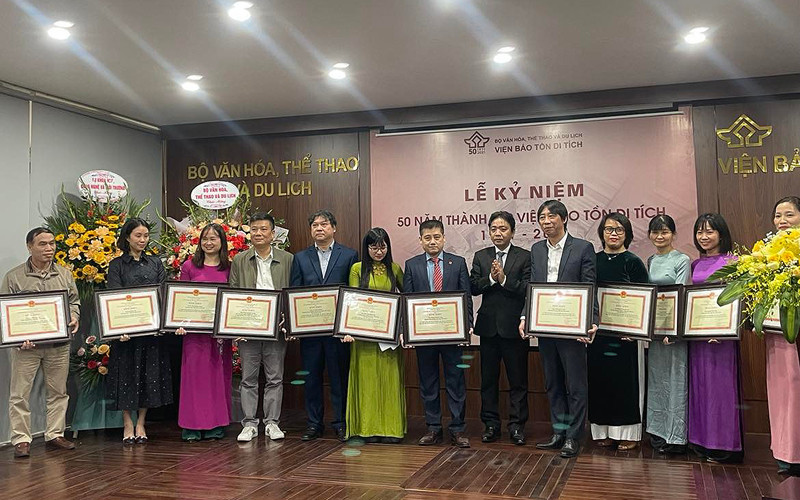 Trao Bằng khen cho những tập thể, cá nhân xuất sắc đã có nhiều đóng góp cho công tác xây dựng, phát triển Viện Bảo tồn Di tích.