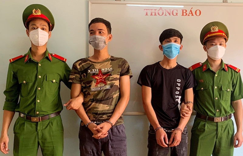 Bắt tạm giam 2 đối tượng Huy (áo đen) và Truyền.
