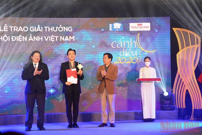 Đạo diễn Trấn Thành đại diện đoàn phim nhận giải Cánh diều vàng hạng mục phim truyện điện ảnh. Tôn vinh 6 tác phẩm đoạt giải Cánh diều vàng 2020 -0